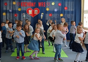 Dzieci tańczą