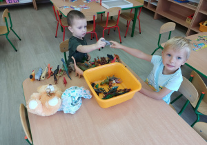 Tomek i Adaś bawia sie dinozaurami