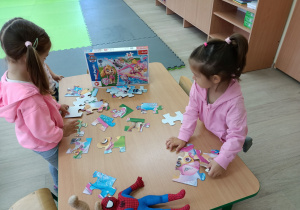 Magda i Jula układaja puzzle