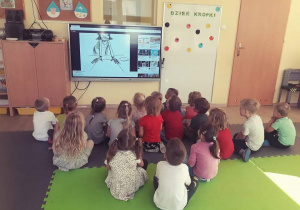 Dzieci oglądają film edukacyjny o kropce