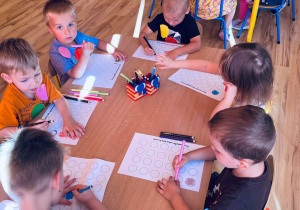 Dzieci projektują swoje kropeczki.