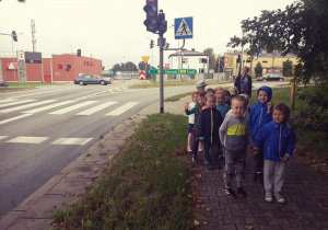 Dzieci poruszają się bezpiecznie po chodniku