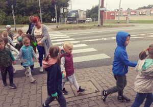 Dzieci przechodzą bezpiecznie przez jezdnię