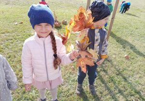 Hania i Antoś z jesiennymi bukietami z liści.