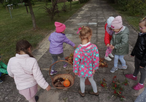 Dzieci pracują nad jesiennym obrazem.
