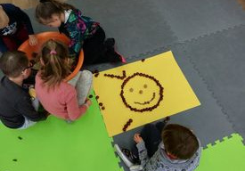 dzieci układają obraz z darów natury