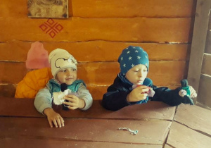 Dzieci trzymają laleczk wykonanei ze szmatek