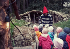 Skrzat opowiada dzieciom o swoim leśnym domku