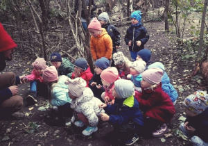 Dzieci słuchają opowieści o skrzatach