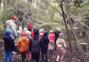 Dzieci podążają w głąb lasu