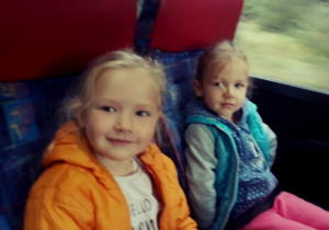 Dzieci podróżują autokarem
