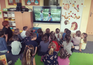 Dzieci oglądają film o elektrośmieciach