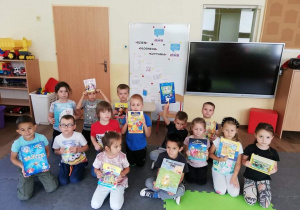 dzieci pokazują ksiązki
