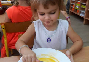 Dziewczynka zjada zupę dyniową