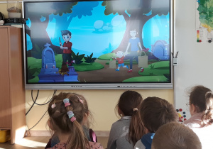 Dzieci z uwagą patrzą w ekran