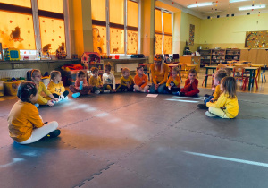 Dzieci słuchają opowiadania o dyni.