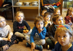 Dzieci z uwagą słuchają kustosza muzeum