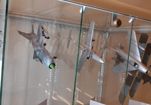 Modele samolotów w gablocie muzealnej