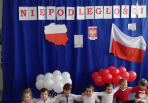 Dekoracja sali z okazji Święta Niepodległości przedstawiająca symbole narodowe.