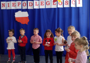 Grupa dzieci trzymająca w dłoniach elementy do inscenizacji legendy.