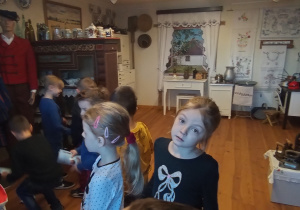 Dzieci oglądają stroj sieradzki