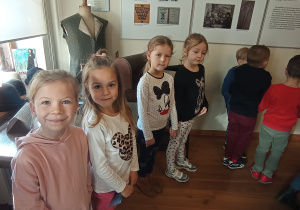 Dzieci pozują do zdjęcia w muzeum