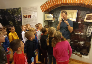 Dzieci oglądaja zabytki w muzeum