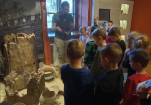 Dzieci oglądaja odkrycia archeologiczne