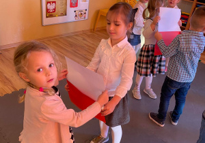 Dzieci dobierają się w pary tak, aby stworzyć flagę Polski.