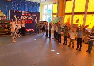 Przedszkolaki inscenizują utwór "Mały Polak, przedszkolak".