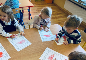 Dzieci kolorują mapę Polski.