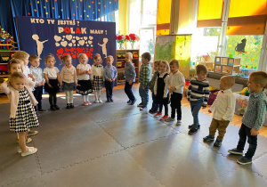 Przedszkolaki Przygotowują się do odśpiewania hymnu Polski.