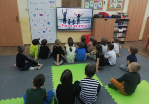 dzieci oglądają film edukacyjny o prawach dziecka