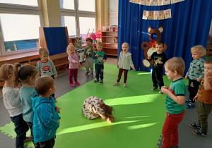 Dzieci bawią się w zabawę Stary niedźwiedź