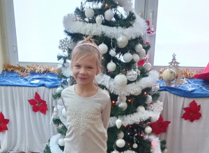 STARSZAKI Z GRUPY VI UBIERAJĄ CHOINKĘ