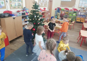 Dzieci stroją drzewko świąteczne
