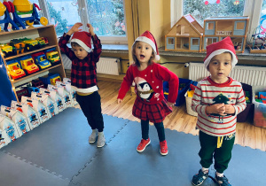 Kubuś, Gaja i Bartuś w śpiewają piosenkę dla Mikołaja.