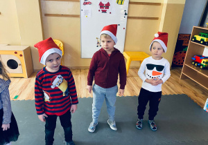Filipek, Sebastianek i Albercik przygotowują się na przyjście Mikołaja.