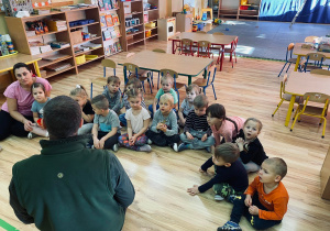 Dzieci słuchają ciekawostek o sowach.