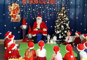 Mikołaj ciekawie opowiada o swojej krainie,dzieci słuchają go w skupieniu