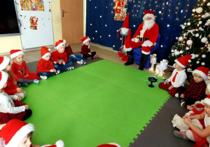 Mikołaj pyta dzieci czy przez cały rok starały się być grzeczne