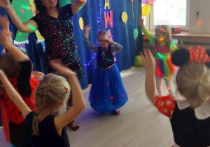 Dzieci tańczą wspólnie z nauczycielką