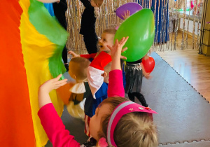 Dzieci przebijają balony na stronę przeciwnika.