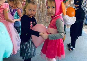 Kalinka i Julka trzymają balon między brzuszkami.