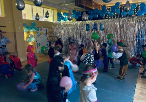 Dzieci tańczą swobodnie z balonami.