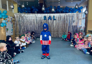 Bartuś przebrał się za superbohatera - Kapitana Amerykę.