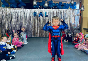 Kubuś prezentuje swój strój Supermena.
