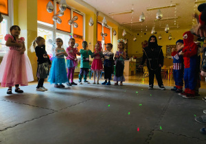 Przedszkolaki tańczą do utworu "A ram sam sam"