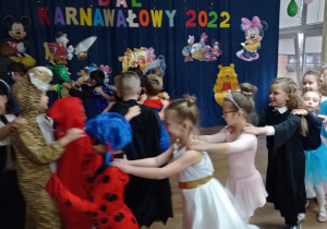 Dzieci tanczą do piosenki "Pociąg"