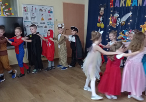 Dzieci tanczą do piosenki "Pociąg"
